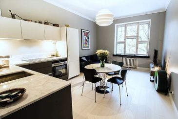 Jugendtalon nykyaikainen keittiö ja ruokailutila
