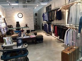 Showroomin näyttelytila ja työpöytä