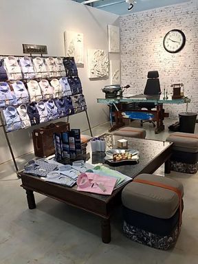 Showroomin näyttelytila ja työpöytä
